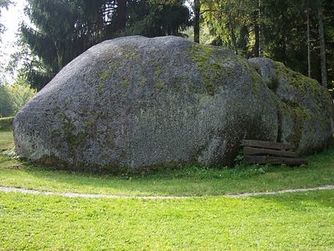 Findling beim Freilichtmuseum Großdöllnerhof Rechberg