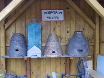 Objekte zur Imkerei im Heimatmuseum Wallern.