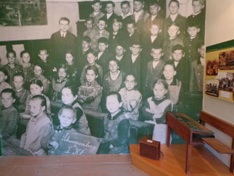 Historisches Foto einer Schulklasse im Heimathaus Schwarzenberg