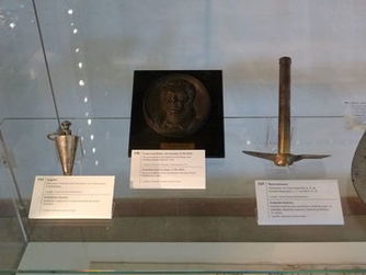 Kegellot, Medaillon Franz Ritter von Gerstner, Zierhammer als Erinnerungsstück im Pferdeeisenbahn-Museum in Rainbach