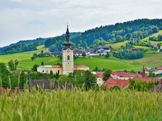 Stift Schlägl, eingebettet in die Hügel des Mühlviertels