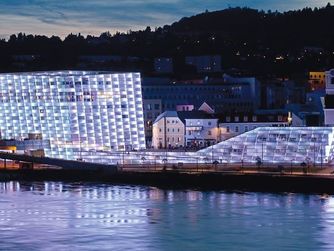 Der 2009 eröffnete Zubau des Ars Electronica Center.