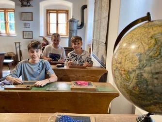 Im OÖ. Schulmuseum kann eine historische Schulstunde hautnah erlebt werden.