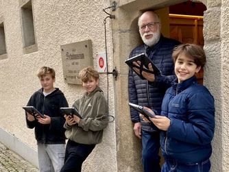Individuelle Museumsrundgänge mit Tablets werden im OÖ. Schulmuseum angeboten. 