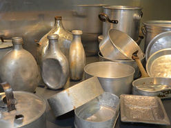 Erzeugnisse aus Aluminium - Blick in die Ausstellung im Knappenhaus Unterlaussa