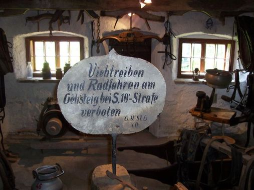 Heute kurios anmutendes Schild, Aignerhaus, St. Georgen im Attergau