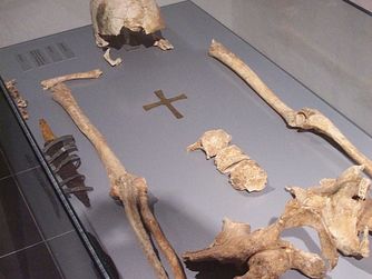Skelettfund mit Kreuz, Archäologische Sammlung Wels