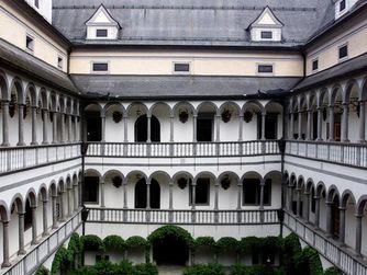 Säulenarkadengang in Schloss Greinburg