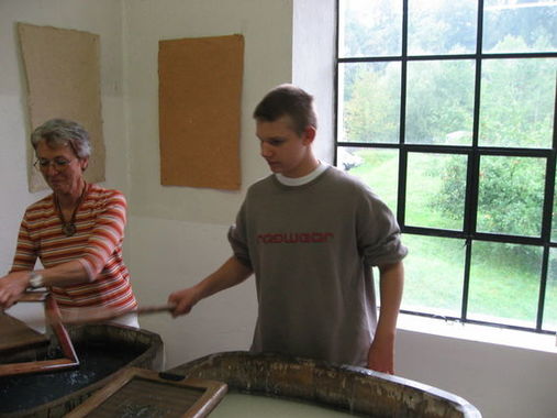 Handschöpfen im Papiermachermuseum