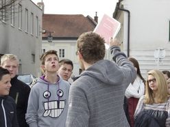 Stadteilführung mit Jugendlichen / Am Weg zum Jüdischen Friedhof