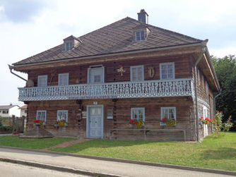 Das Römermuseum Altheim ist im "Ochezthaus", einem Holzbau mit bemaltem Sägedekor aus der Mitte des 19. Jahrhunderts, untergebracht.