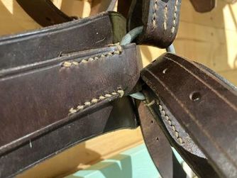 Zur Herstellung der Sattlernaht werden zwei separate Fäden verwendet, die in entgegengesetzter Richtung durch das Leder geführt werden. 