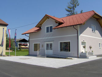 Außenansicht des Würfelspielhauses in Frankenburg