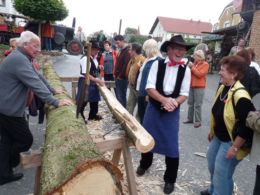 Dem Brunnenmacher zugeschaut im Handwerksmuseum Laufenbach