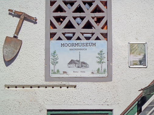 Im Moormuseum Ibmer Moor werden die Entstehung unserer Moore, deren Flora und Fauna, der händische und maschinelle Torfabbau und die Renaturierung der Moore näher erläutert.