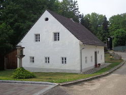 Außenansicht des Mühlsteinmuseums Steinbrecherhaus  