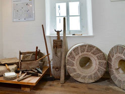 Werkzeuge der Mühlsteinhauer - Blick in die Ausstellung im Mühlsteinmuseum Steinbrecherhaus