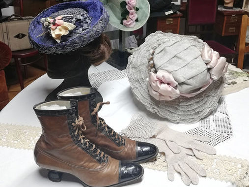 Im Hut & Mode Museum können Besucherinnen und Besucher Hut & Mode aus historischen Epochen hautnah erleben.
