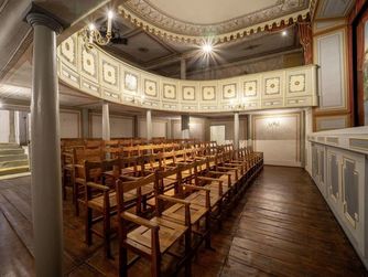 Historische Sperrsitze im Stadttheater Grein