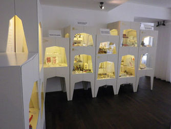 Mithilfe moderner Ausstellungsarchitektur werden in Vitrinen in abstrahierter Zahnform werden Objekte der Zahnheilkunde und Zahntechnik präsentiert.