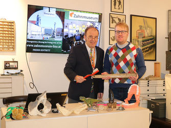 "Wie war es früher beim Zahnarzt?" - mit diesem beliebten Vermittlungsformat lädt das Team des Zahnmuseum Linz Schülerinnen und Schüler ein, sich mit diesem wichtigen Thema auseinanderzusetzen.