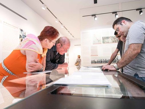 Besucherinnen und Besucher im Zeitgeschichte MUSEUM