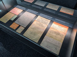 Vitrine mit Originaldokumenten aus dem Dokumentationszentrum der voestalpine AG