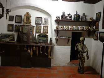 Zahlreiche Objekte des Volks- und Aberglaubens finden sich in der volkskundlichen Sammlung des Heimathauses.