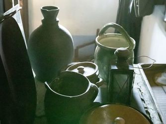 Im Hinterhaus befindet sich eine bäuerliche Sammlung. Hier: Irdenes Geschirr
