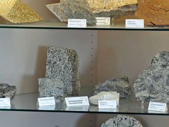 Das Geologische Kabinett zeigt Steine, Fossilien und Mineralien - gefunden in der Region um Kopfing.
