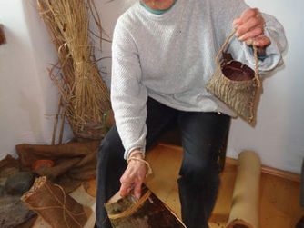 Beim Workshop mit Anne Reichert wurden Taschen aus Rinden angefertigt.