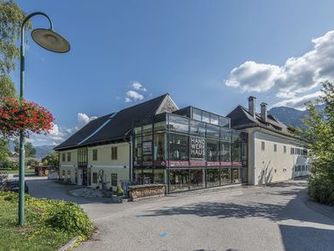 Mitglieder des Vereins Hand.Werk.Haus Salzkammergut adaptierten das rund 200 Jahre alte, ehemalige Försterhaus und verwandelten es in ein zeitgemäßes Gebäude, das Tradition und Moderne verbindet.
