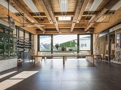 Blick in die Ausstellung im Hand.Werk.Haus Salzkammergut: Ofensetzer und Fenstertischler.