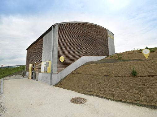 Außenansicht des Schutzbaus für den Kalkbrennofen