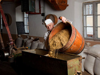 Historische Produktionsmethoden in der Ölmühle.