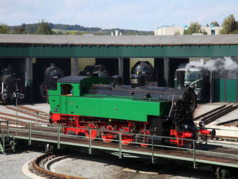 Historische Dampflokomotive vor dem Ringlokschuppen