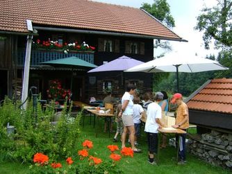 In einer im Original erhaltenen Sölde ist das Heimathaus Beandhaus untergebracht.