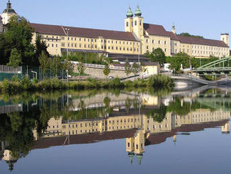 Stift Lambach: Ein Kloster am/im Fluss