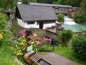 Eingebettet in die Flußlandschaft des Gaflenzbaches: Die Katzensteiner Mühle bei Weyer.