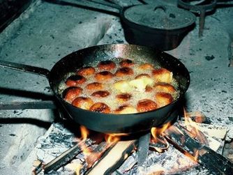 Deftige Mahlzeit der Holzknechte