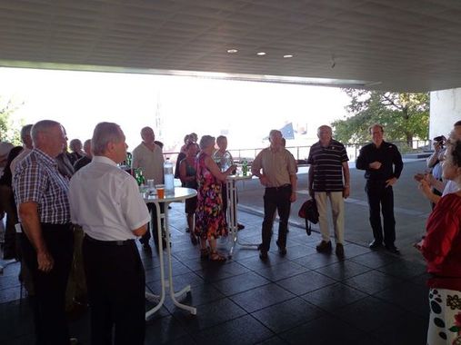 Der Rundgang durch die Sonderausstellung begann vor dem Schlossmuseum Linz.