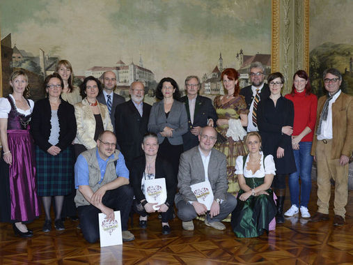 Gruppenbild mit den zertifizierten Teilnehmerinnen und Teilnehmern