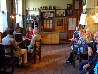 Eine Dialoggruppe diskutierte direkt in der Sonderausstellung.