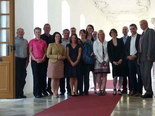 Gruppenbild mit den zertifizierten Teilnehmerinnen und Teilnehmern