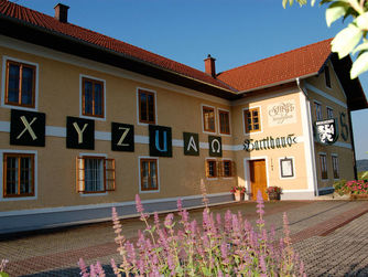 In Pettenbach werden am 5. Mai 2018 von 14:00 bis 17:00 Uhr an fünf Standorten Schriftkünstlerinnen und -künstler ihr Handwerk "Kalligrafie" präsentieren.