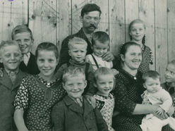 Eine Ausstellung im Freilichtmuseum Sumerauerhof, die am 6. Mai eröffnet wird, stellt das Leben der Jugend von heute jener der von vor 100 Jahren gegenüber. Das Foto von Max Kislinger zeigt eine kinderreiche Familie in der Zwischenkriegszeit.