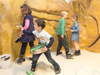 Kinder können in den Ausgrabungsstätten des Evolutionsmuseums Schmiding in die Fußstapfen großer Forscherinnen und Forscher treten.