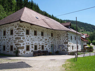 Der Ehrenobmann des Hirschbacher Bauernmöbelmuseums Kons. Hans Pammer stellt am 6. Mai sein kürzlich fertig gestelltes Buch über (sein) Dorf "Thierberg in der Gemeinde Hirschbach" im Bauernmöbelmuseum Hirschbach vor.