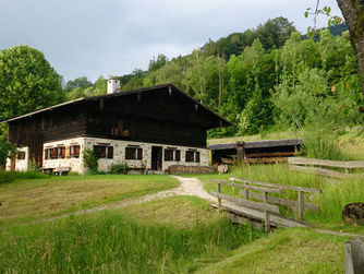 Das Freilichtmuseum Mondseer Rauchhaus und das Bauernmuseum Mondseeland laden am 6. Mai 2018, von 13:00 bis 16:00 Uhr zum traditionellen "ogga pfuagn & eadäpfe sedzn" mit den Tiafgroba Rossara'n ein.