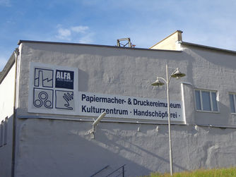 Das Österreichische Papiermachermuseum lädt zur Lesung mit dem bekannten Schauspieler Fritz Karl, der ausgewählte Feuilletons und Essays aus dem "Neuen Wiener Tagblatt" liest.